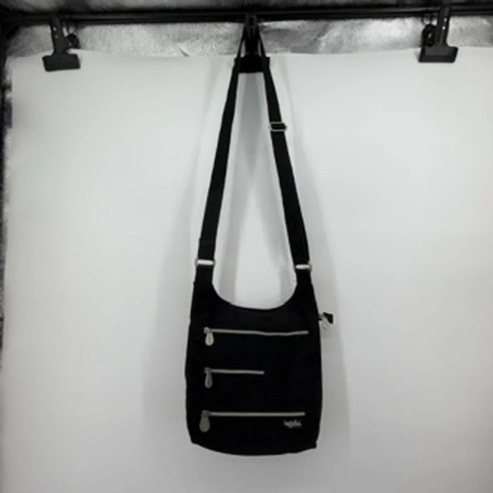 baggallini‎ Black Nylon Crossbody Bag Three Zip Front Pockets Adjustable Strap